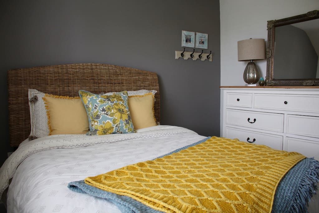 Your Private room provides you with a cozy queen size bed & bureau