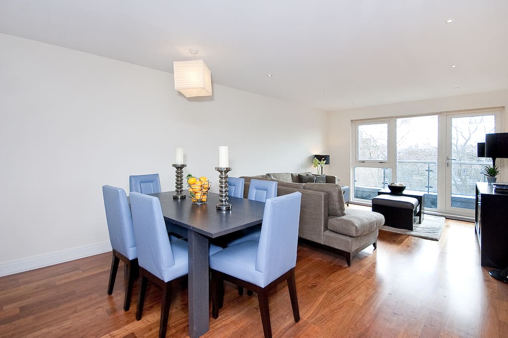 Lounge & Dining Area