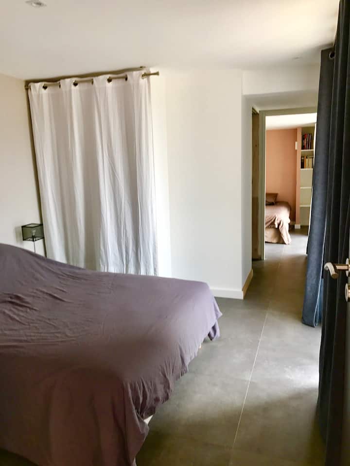 Les deux chambres séparées par une salle d'eau. Dans La 1ère, chambre 3, un lit 140x200.