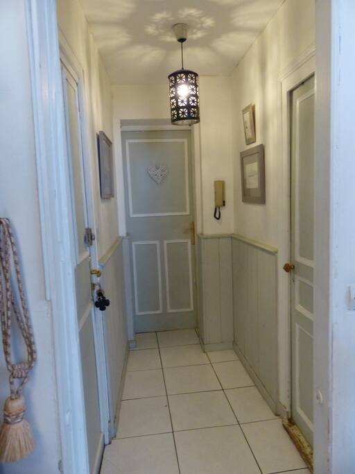 Entrée donnant sur chambre et séjour