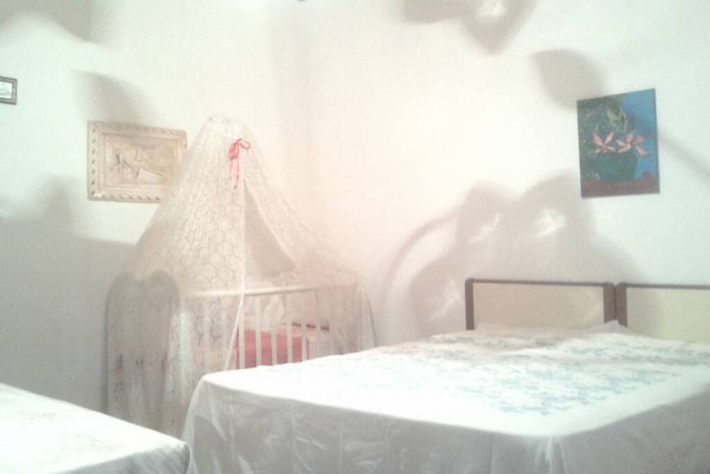 camera da letto con 5 posti letto e culla