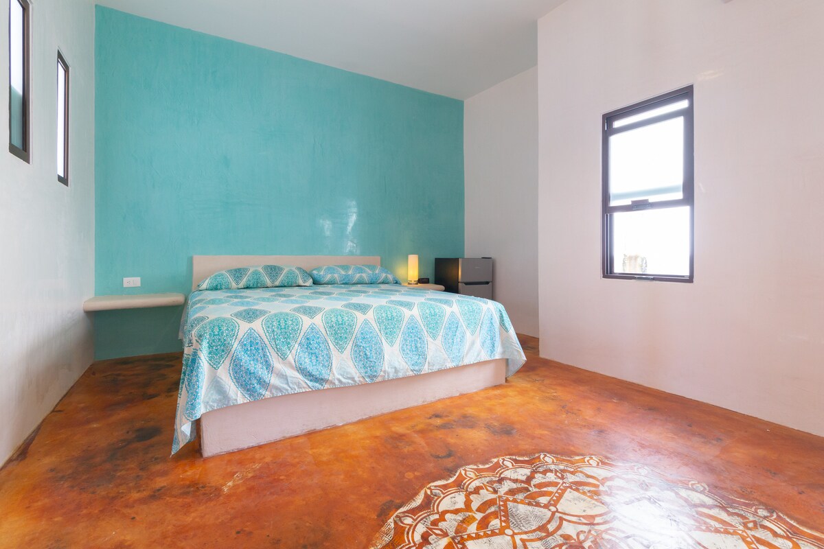 Ruime  kamer van 30 vierkante meter met een kingsize bed en twee comfortabel met usb-emtradas en lamp om te lezen 