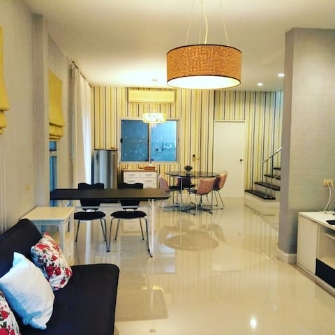 Ban Klang Muang House( บ้านกลางเมือง)