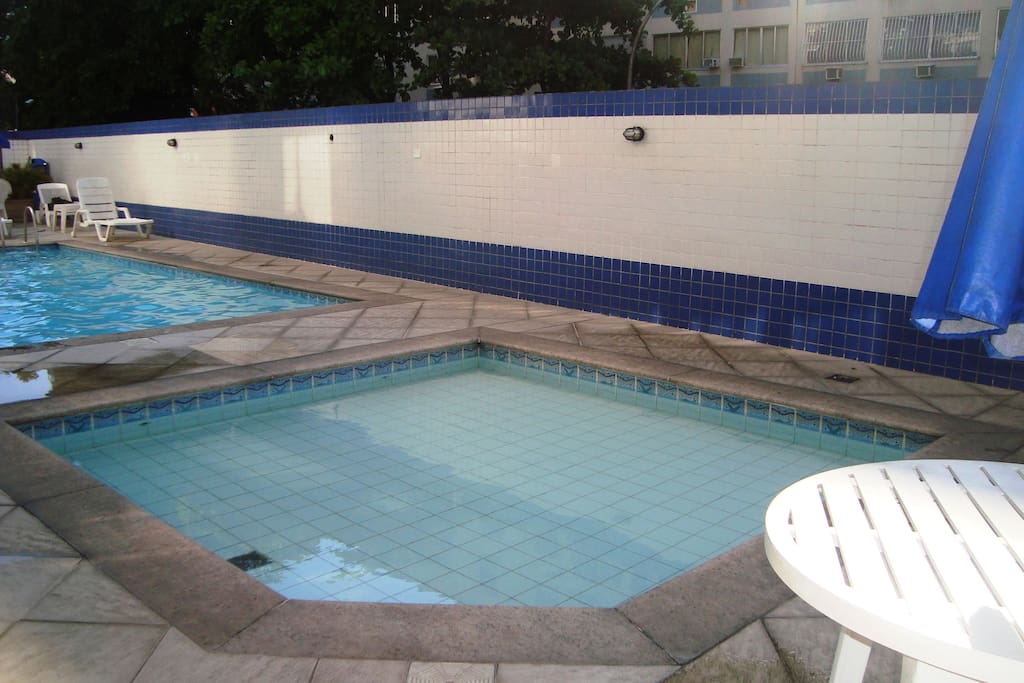 Área de lazer contém duas piscinas, além de sauna e churrasqueira.
