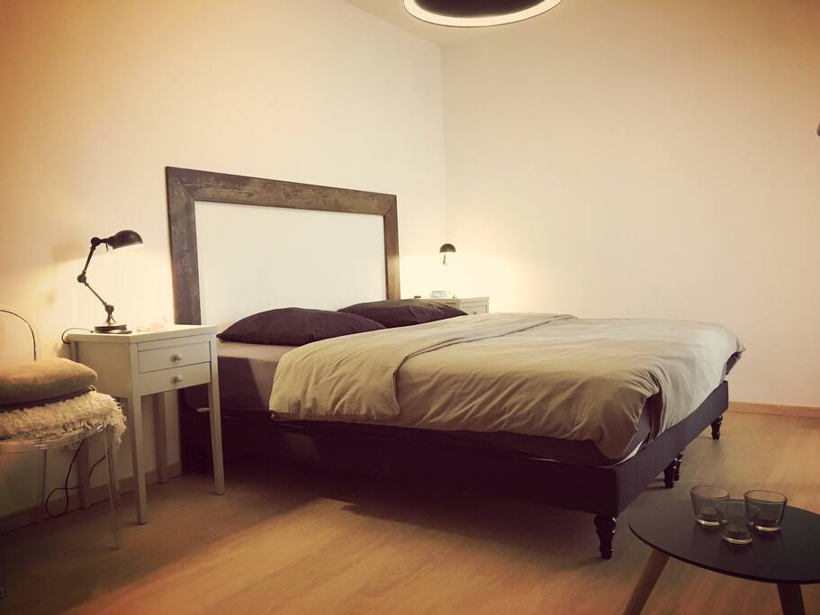 Chambre - Lit 180 x 200 cm confortable, commode et porte-fenêtre sur balcon