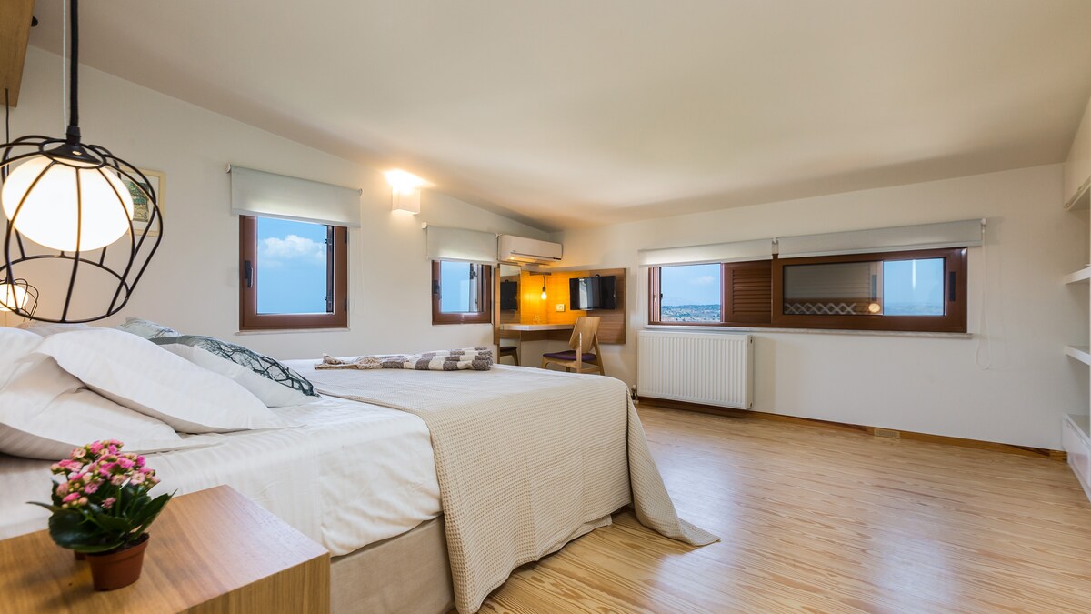 Dormitorio principal con cama tamaño king. Cada dormitorio ofrece su propio aire acondicionado y TV.