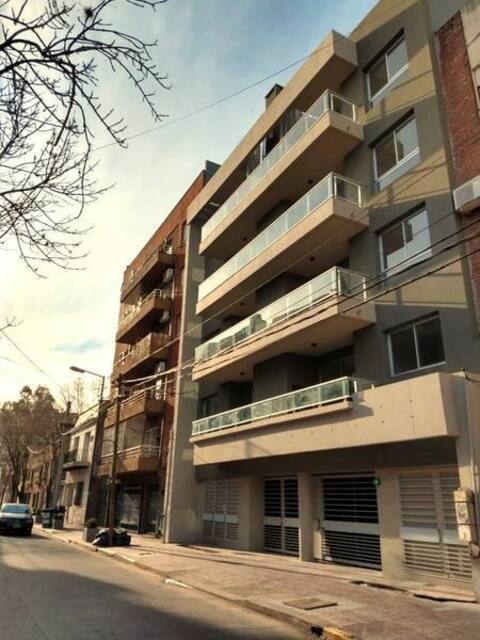 Sunny 4-person Apartment private rooftop & parking