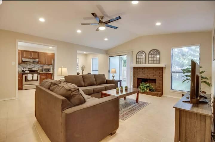 Great Hills Getaway · Spacious · Laundry · Yard - Austin, TX