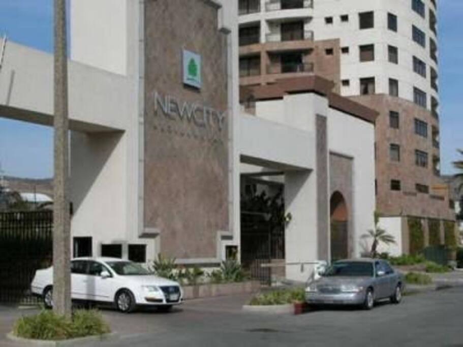 Entrada con caseta de seguridad a las instalaciones