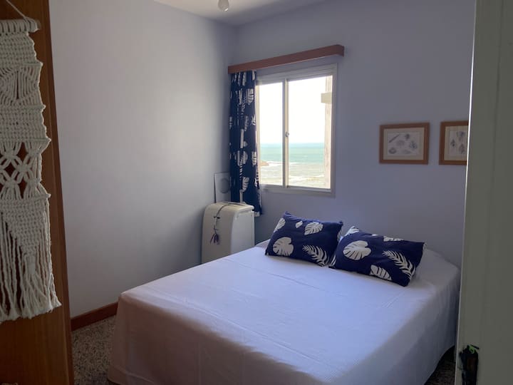 Dvojposteľová izba s výhľadom na more, prenosná klimatizácia a stropný ventilátor 