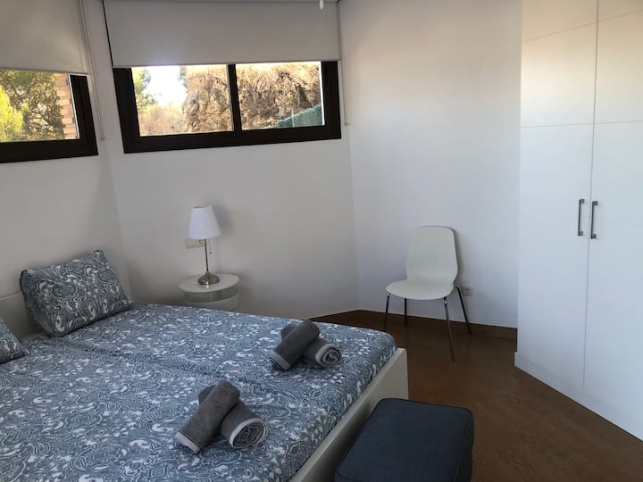 Spálňa č. 2 na prízemí na úrovni bazéna s výhľadom na bazén. 