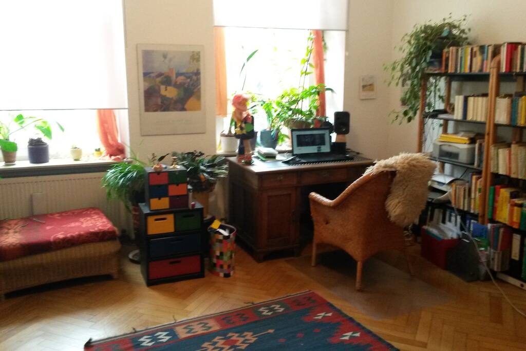 der Schreibtisch und das Regal