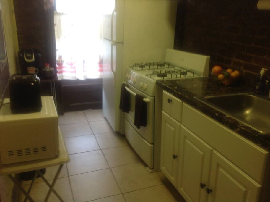 The kitchen - Brand new Keurig coffee maker, microwave and toaster. Four burner stove with pots, dishes and utensils provided. Feel free to prepare a quick bite before your day of sightseeing. Breakfast items and light snacks provided during your stay :o)