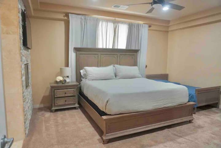 Chambre principale : lit « king size » et lits jumeaux/lit superposé complet 