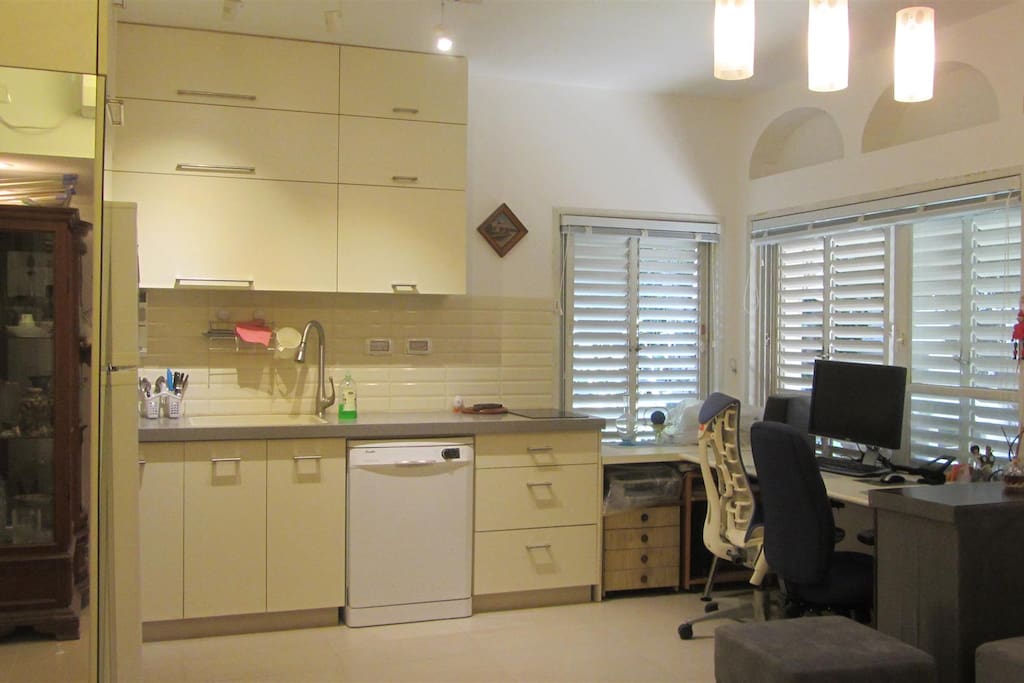 Fully equiped kitchen: Oven, Microwave, electric stove