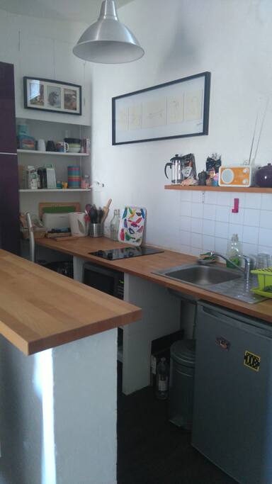 La cuisine équipée.