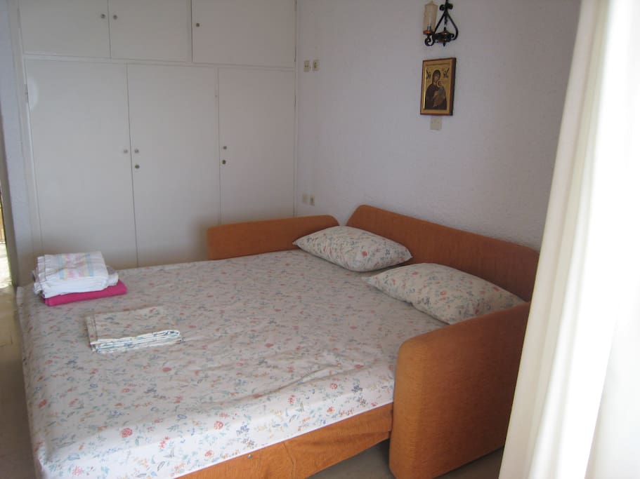 Bed sofa with orthopedic mattress. Bed dimensions 180x200cm.