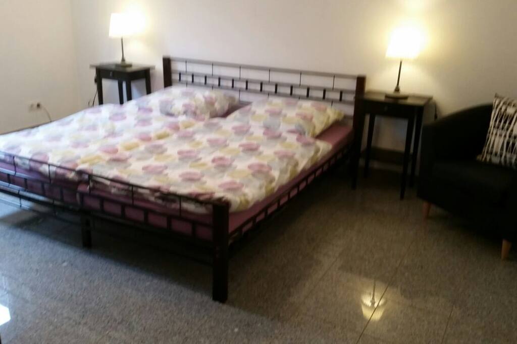 Schlafzimmer 1