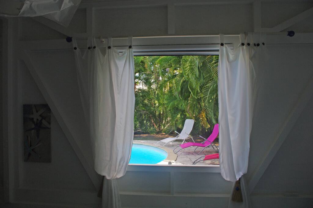 La chambre Karaïb donne sur la piscine