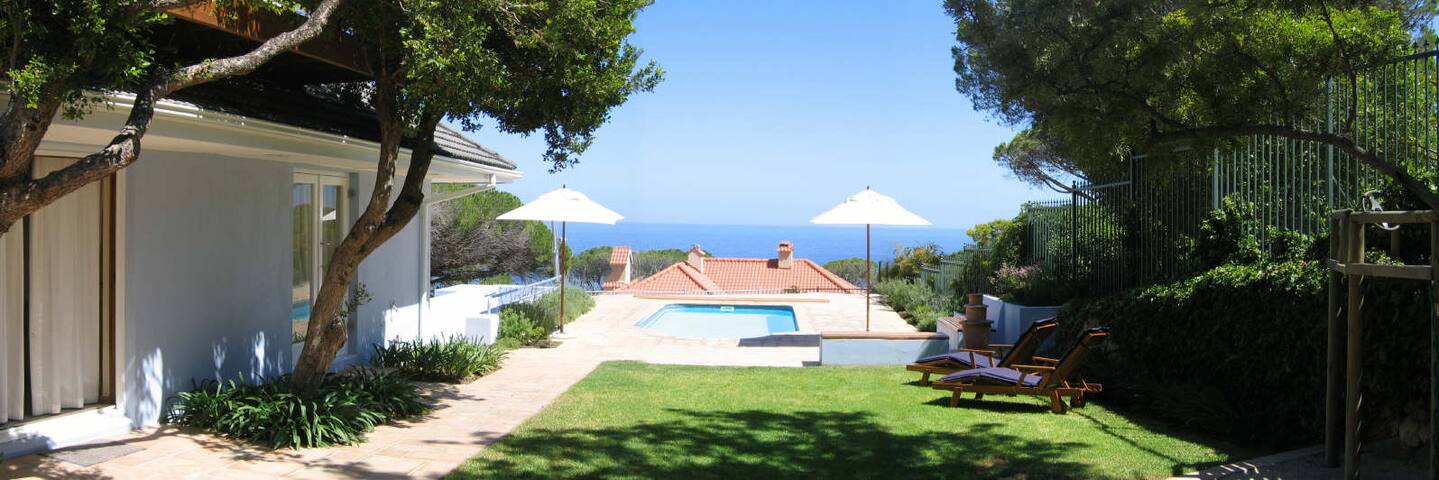 Camps Bay home sleeps 10. 5 min walk to beach. gallery image 4