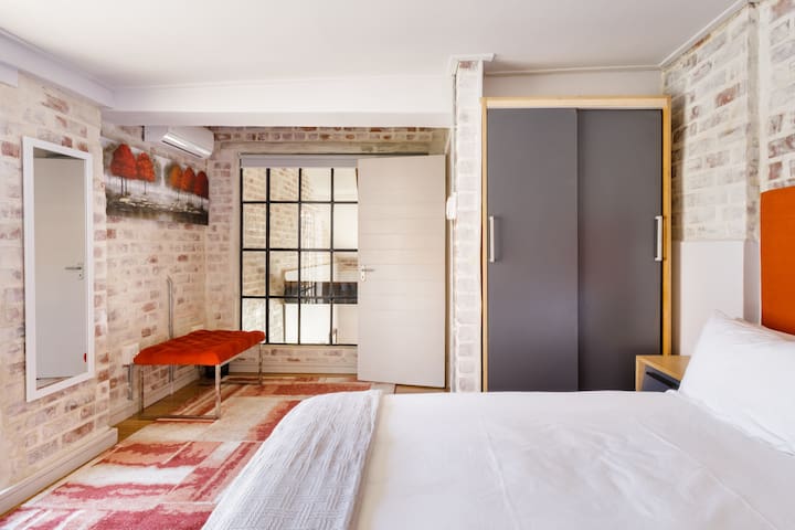 Old Meets New in a Renovated Victorian with Harbour Views gallery image 3