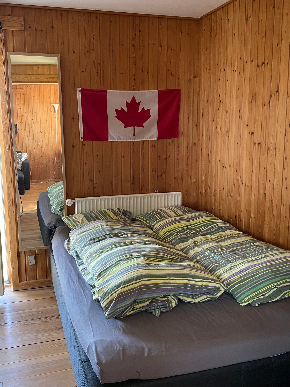 Manželská posteľ v malej spálni, - dobbeltseng I det lille soveværesle.