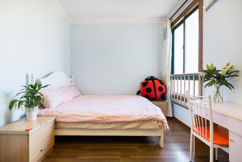 次卧(The big bed in the bedroom)