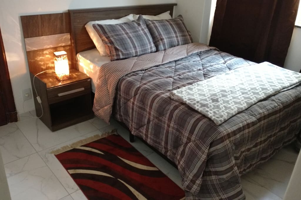 Quarto com cama de casal e banheiro privativo