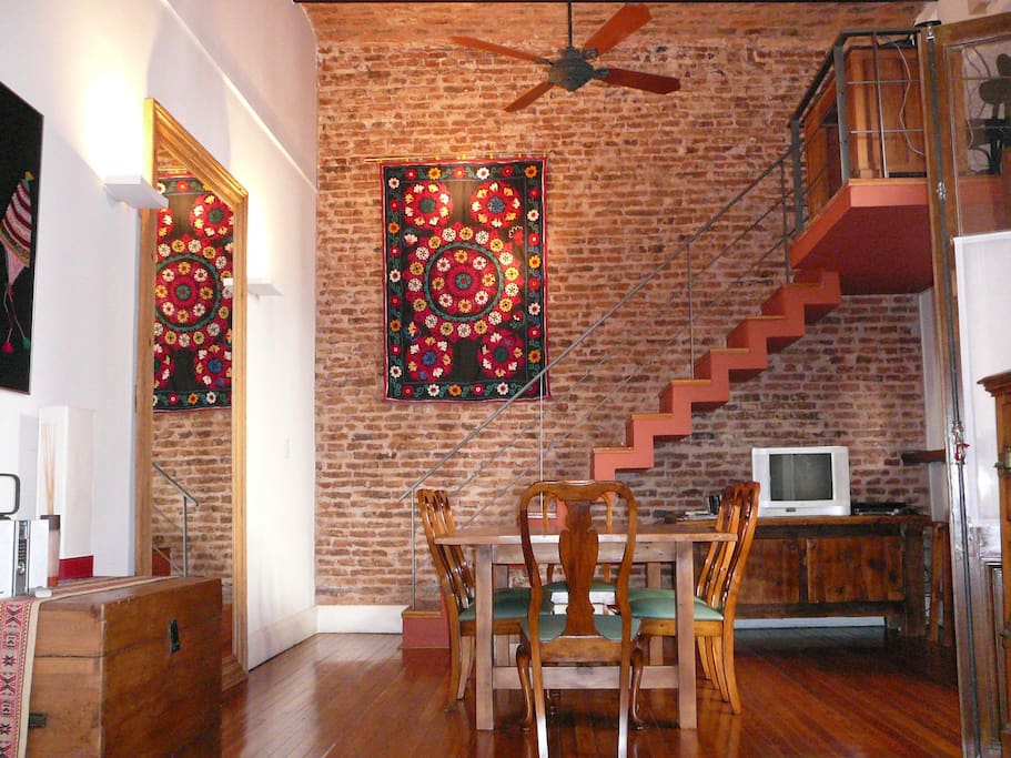 dining room with beautiful tapiz