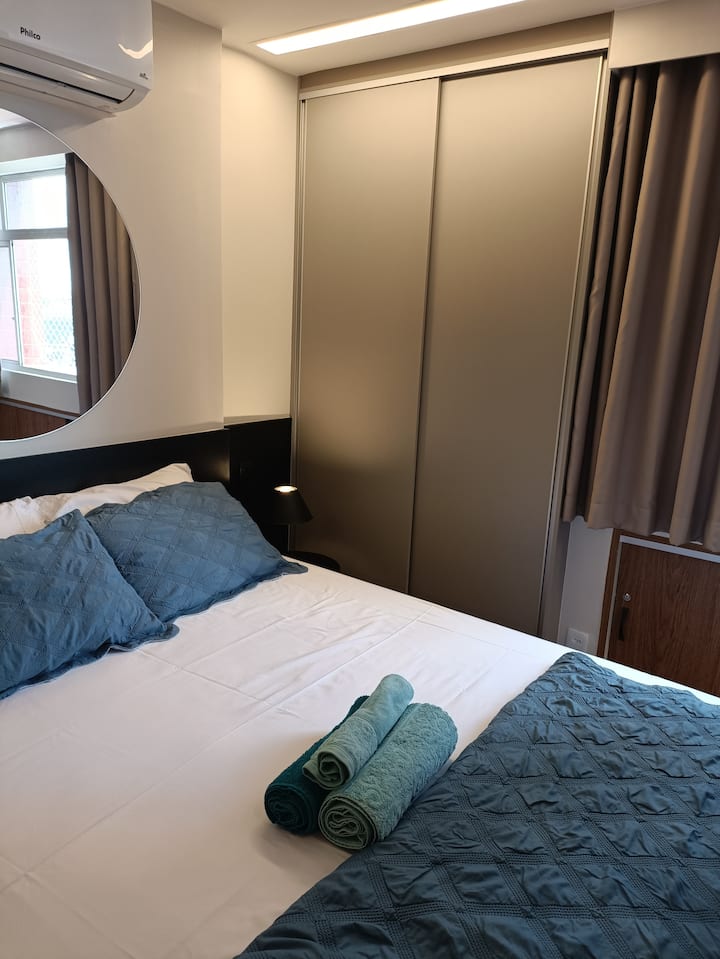 Spálňa s pohodlnou posteľou a posteľnou bielizňou