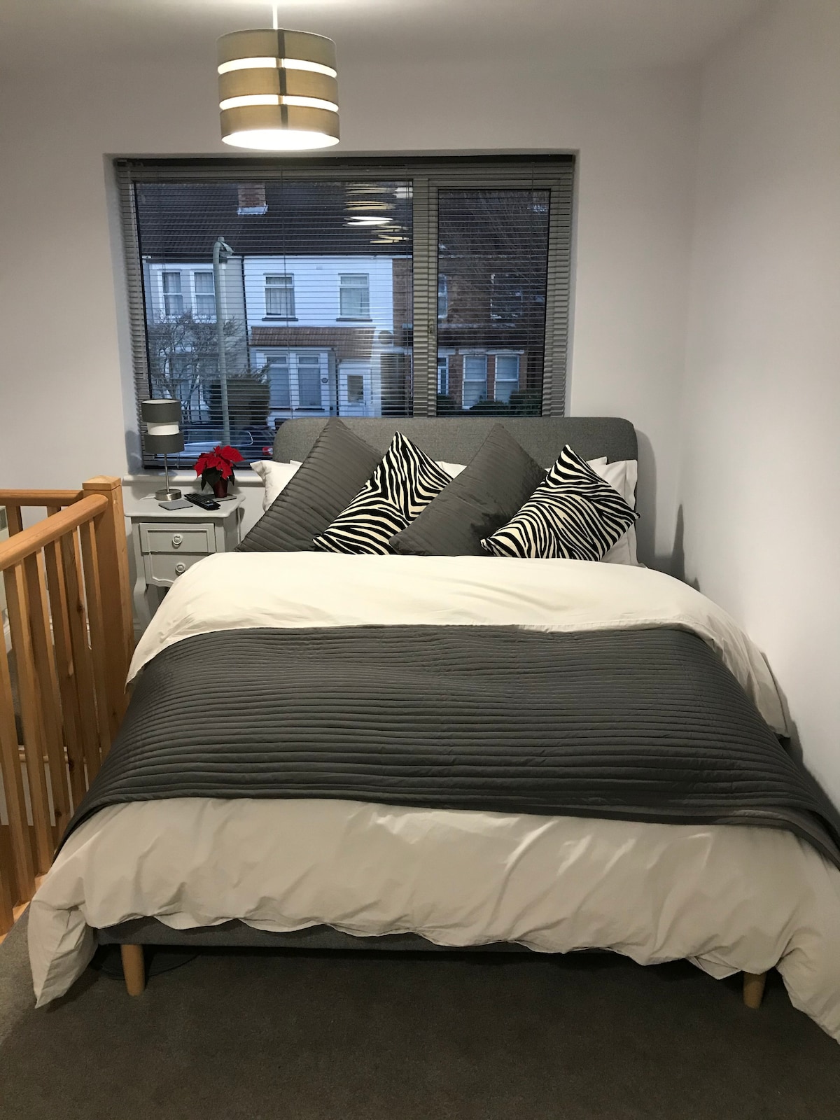 เตียงคู่แสนสบายพร้อมเครื่องนอนผ้าฝ้ายอียิปต์สุดหรู