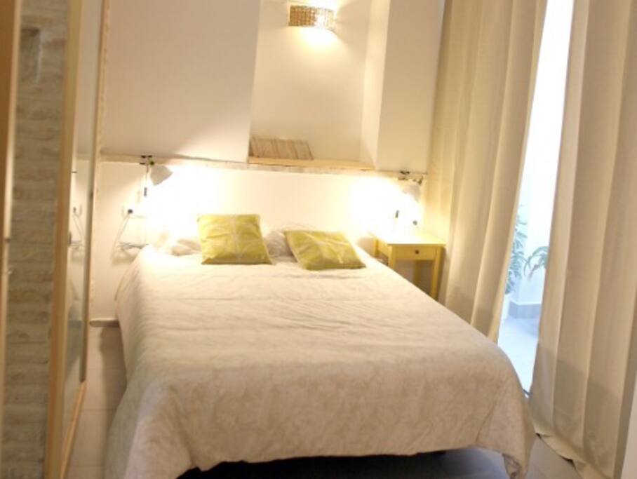 Detalle dormitorio con cama de 150cm.lluminación