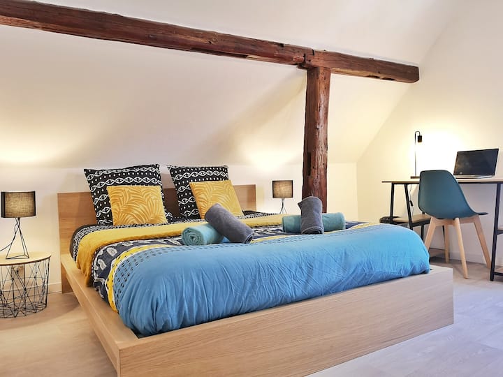 Habitación acogedora con cama doble cómoda y decoración moderna