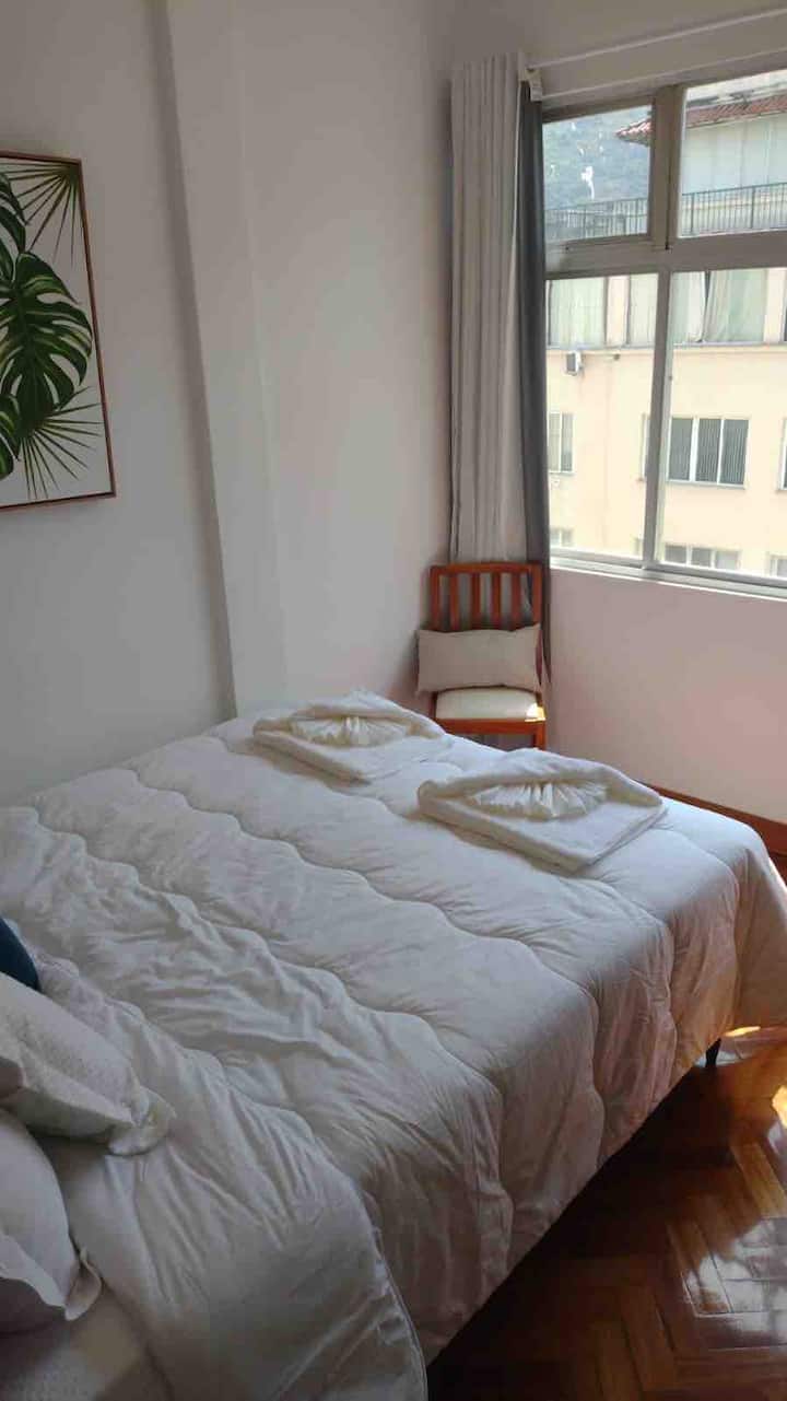 – Segundo quarto com cama queen, guarda-roupa amplo e iluminação natural.
– Druga spavaća soba s bračnim krevetom, prostranim ormarom i prirodnim svjetlom.