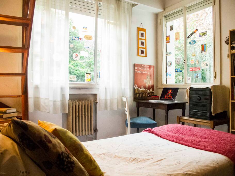 Dos ventanas amplias con vista a bonito jardin