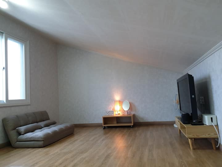 Ეს არის მყუდრო და ფართო მეორე სართულის საძინებელი ~
Თქვენ ასევე შეგიძლიათ გამოიყენოთ IPTV და Netflix (ქვეშ ნახვა jirisan sky).