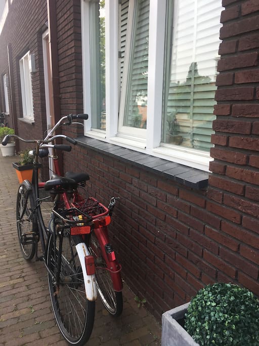 2 bicycles available. Within 2 minutes you're in the city centre of Haarlem, the beach of Zandvoort is within 20 minutes.