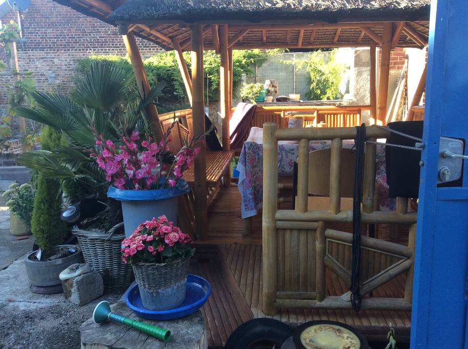 Zomerterras op de binnenkoer bij Marjet