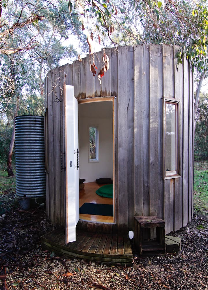 冥想室/第二间卧室-这栋美丽的小建筑距离单间公寓30米，非常适合拉伸或冥想，或者作为第二间卧室。注意-此房间没有电！