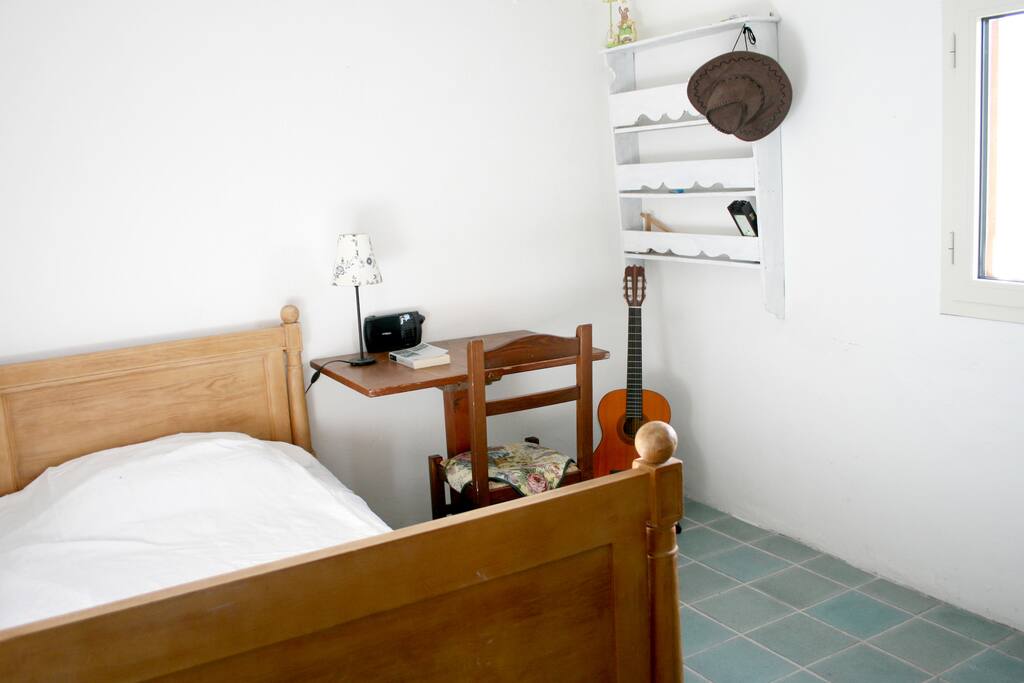 la stanza (9,5 mq) con il letto a doghe reclinabile, con finestra sul verde.