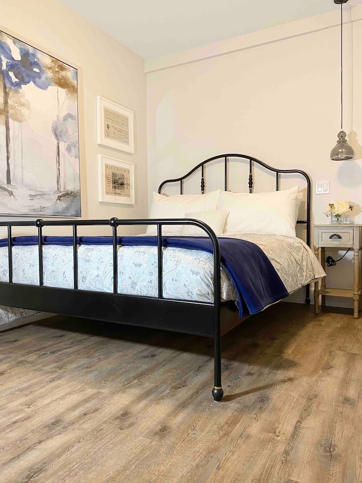 Queen Bedroom #2 -  Lala kama kifalme katika hifadhi yetu ya kitanda yenye starehe ya malkia – mapumziko yako kamili yanasubiri!