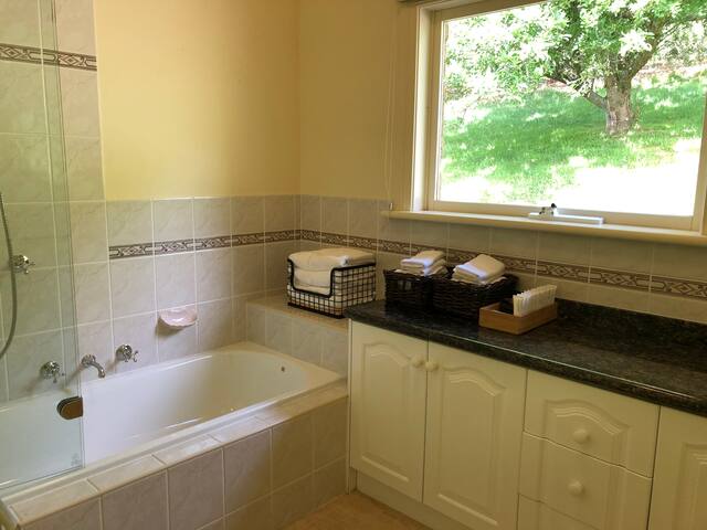 Lake Lodge gallery image 4