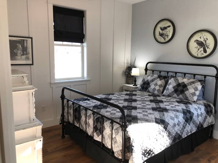 CHUMBA CHA KULALA #2: Mfariji wa kitanda aina ya Queen na mto wa kuimarisha unafanya chumba hiki kuwa sehemu tulivu ya kuota na kuamka ukiwa umeburudishwa kwa ajili ya siku mpya ya jasura za ajabu.