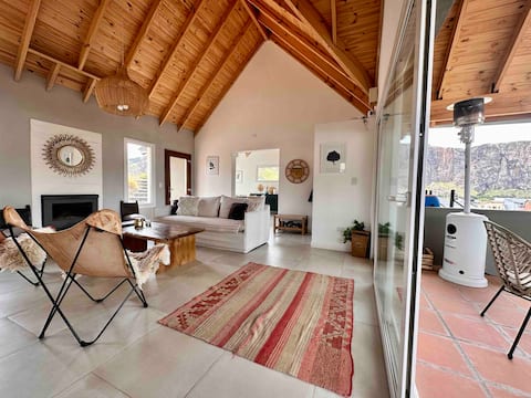 Modern and equipped house with amazing views.