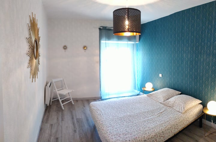 Chumba cha kulala 1x kitanda mara mbili (140)  na WARDROBE na WARDROBE iliyojengwa