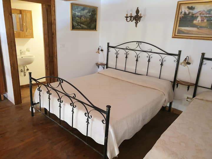 Arriba: loft para dormir con inodoro a la izquierda