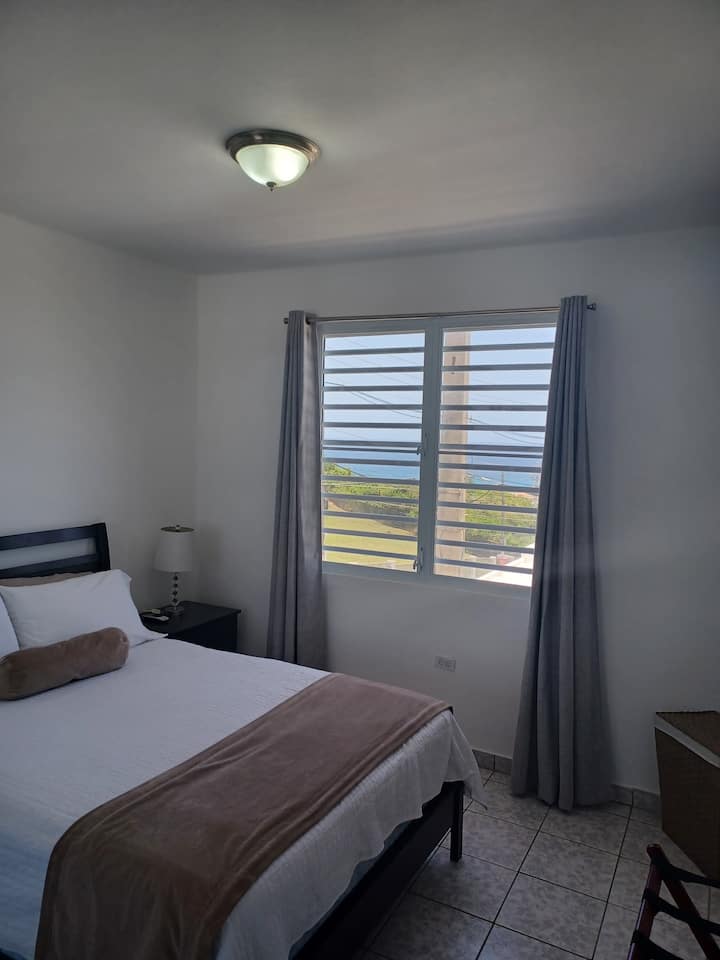 ห้องนอนที่สะดวกสบายพร้อมวิวทะเล