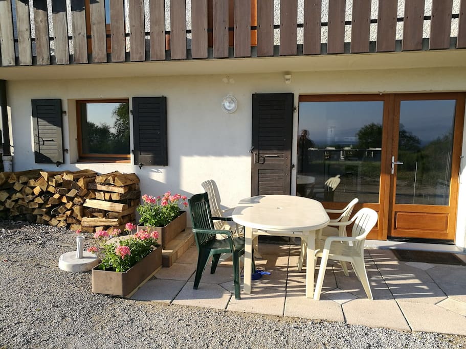 Terrasse privée avec vue sur le lac.