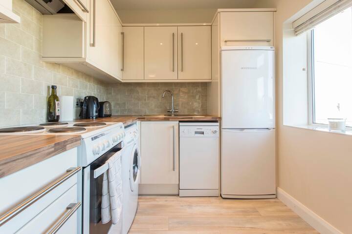 Large 5 Bd Family Home in Dublin w/Parking on site gallery image 2