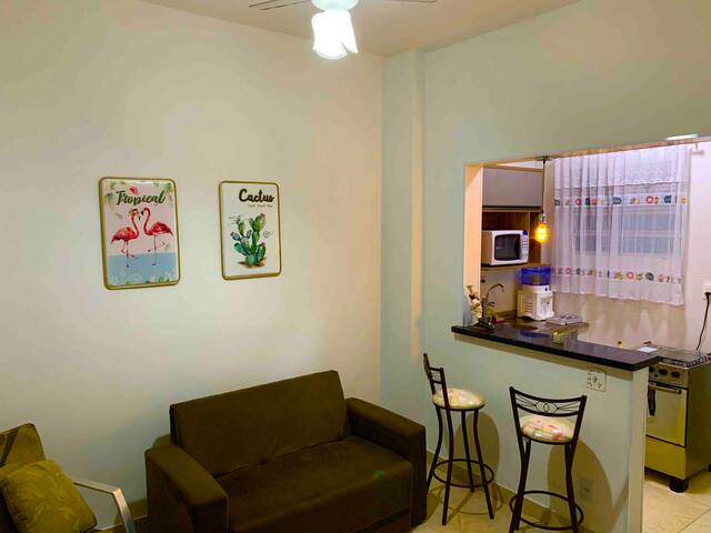 Apartam reformado. Ótima localização próx. à praia